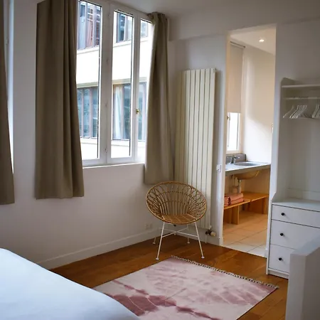 Great With Private Garden Apartment Clichy