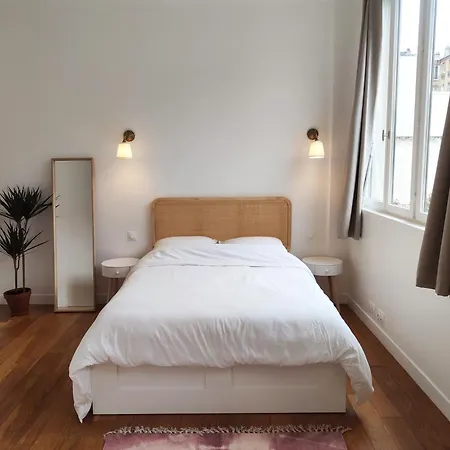 Great With Private Garden Apartment Clichy