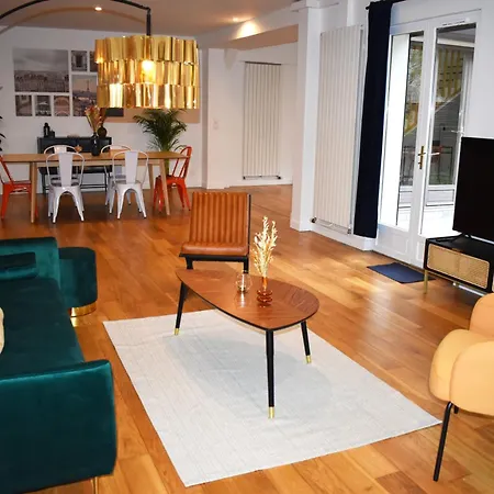 Great With Private Garden Apartment Clichy